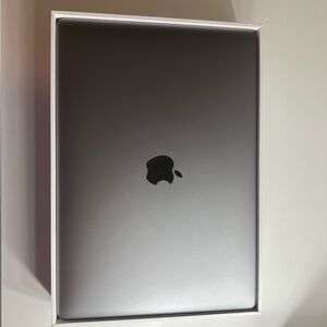 MacBook Air 13-inch
Color- Space Gray 
13.3/1.1GHz QC/8GB/256GB